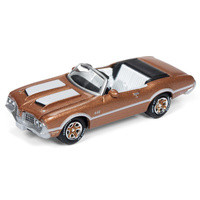 Johnny Lightning 1:64 Scale Classic Gold Collections 1972 Oldsmobile Cutlass 442