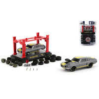 M2 Machines 1:64 Model-Kit Auto-Lift Release 26 - 1967 Shelby G.T. 500 (Grey with yellow stripes)