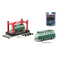 M2 Machines 1:64 Model-Kit Auto-Lift Release 26 - 1959 Volkswagen Deluxe USA Model (Green)
