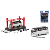 M2 Machines 1:64 Model-Kit Auto-Lift Release 22 - 1958 VW Microbus 15 Window USA Model
