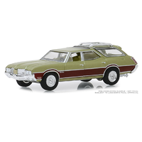 Greenlight 1:64 Estate Wagons Series 4 - 1971 Oldsmobile Vista Cruiser in Palm Green Metallic with Woodgrain