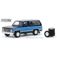 Greenlight 1:64 Scale The Hobby Shop Series 8 - 1986 Chevrolet K5 Blazer with Spare Tires