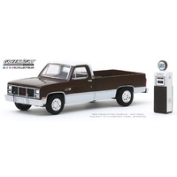 Greenlight 1:64 Scale The Hobby Shop Series 8 - 1984 GMC 2500 High Sierra with Vintage Gas Pump