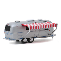 Greenlight 1:64 Hitched Homes Series 8 - 1972 Airstream Double-Axle Land Yacht Safari with Red and White Awning