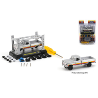 M2 Machines 1:64 Model-Kit Auto-Lift Release 33 - 1969 Ford F-100 Custom 4x4